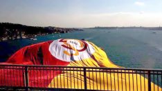 Köprülere dev Galatasaray bayrağı asıldı