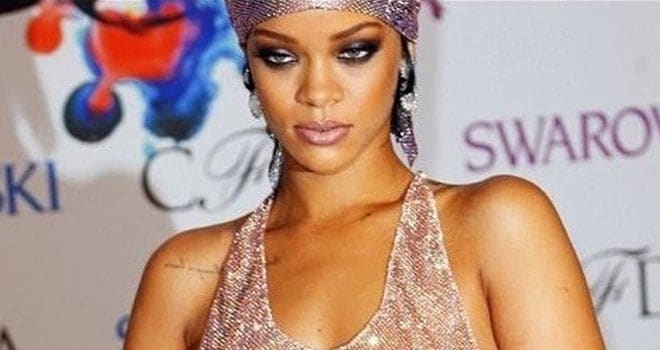 Rihanna yarı çıplak ödül aldı! Rihanna ödül fotoğrafları! 2014