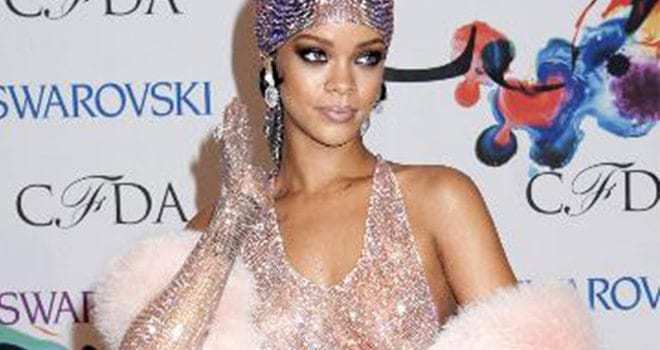 Rihanna törene çıplak geldi! Rihanna ödül 2014!