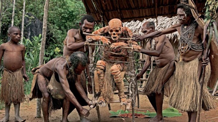 Papua Yeni Ginede cesetler tütsülenmiş!