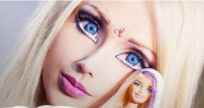 Canlı Barbie saldırıya uğradı