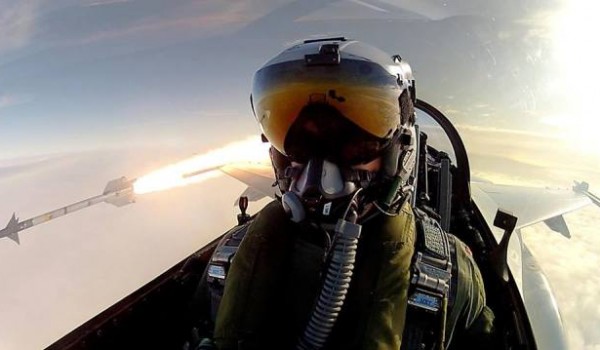 2012 yılının ekim ayına ait olduğu söylenen görüntülerde  Danimarka Kraliyet Hava Kuvvetleri pilotu tatbikat sırasında ateşlediği bir füzeyi kendisiyle aynı karede olduğu sırada fotoğraflayarak tüm zamanların en çılgın selfie'sine imza attı.