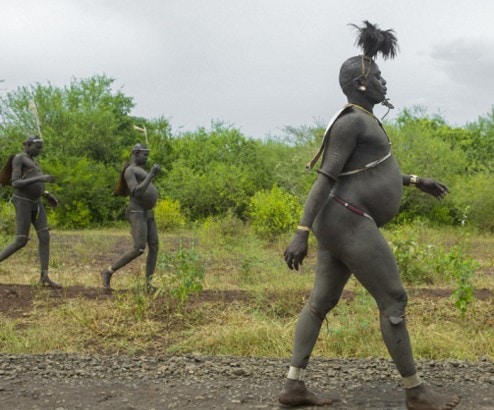 İlginç gelenekleri olan Bodi kabilesi erkekleri çıplak vücutlarını beyaza boyuyor.