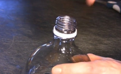 Pet şişeyi resimde de gördüğünüz gibi orta kısmına yakın bir yerden keserek ikiye bölüyorsunuz. Şişenin kapağını çıkarmayı da unutmayın.