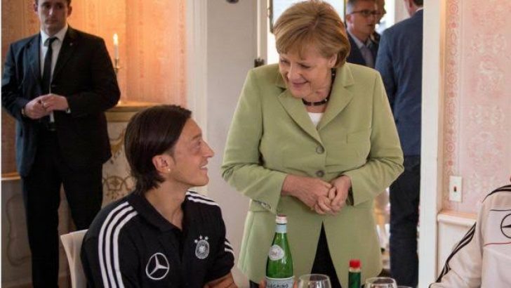 Merkel’den Mesut Özil açıklaması!