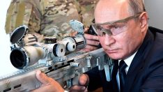 Putin, keskin nişancı tüfeğiyle 600 metreden hedefleri vurdu