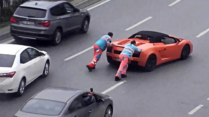 Lamborghini’yi iterek yürüttüler!
