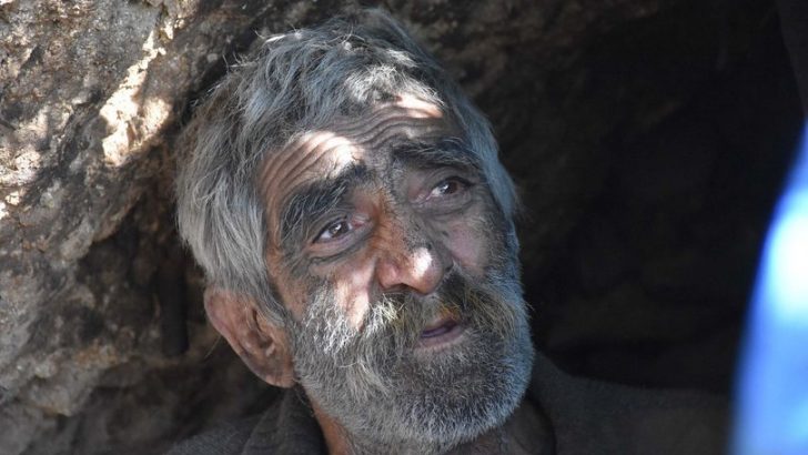 2 dil bilen, 72 yaşındaki adam 40 senedir mağarada yaşıyor