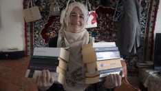 62 yaşındaki Afife Küçükbenli, köyünde kitaplarla örülü bir yaşam kurdu