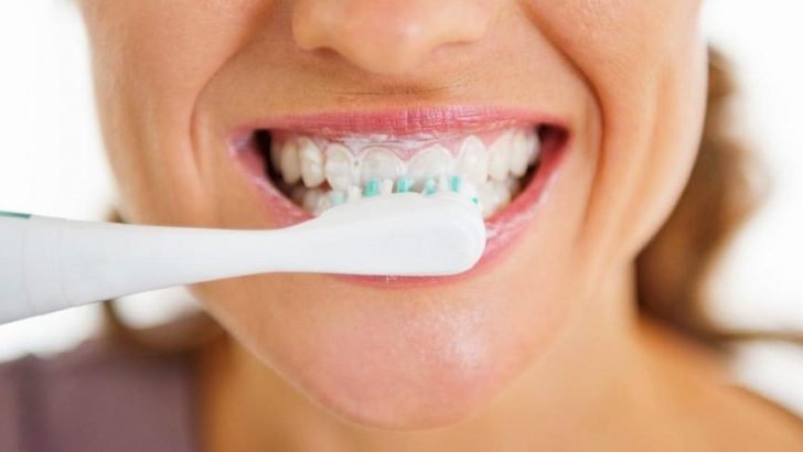Dişlerinizi fırçaladıktan sonra ağzınızı su ile çalkalamayın!