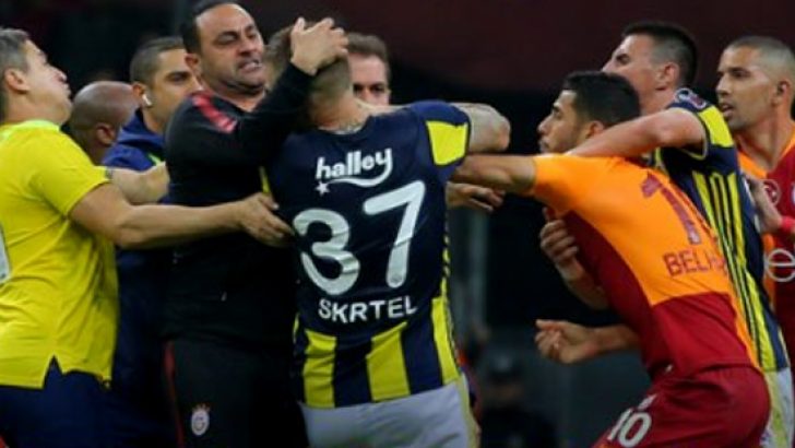 Galatasaray Fenerbahçe maç sonunda kavga… GS – FB derbisi olaylı bitti!