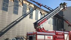 Kayseri’de kongre binasının çatısı çöktü: 1 işçi enkaz altında