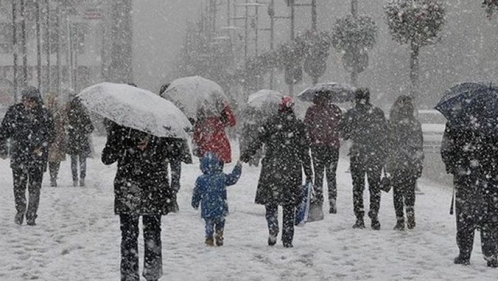 Trakya’da kar yağışı başladı.. Edirne ve Tekirdağ beyaza büründü
