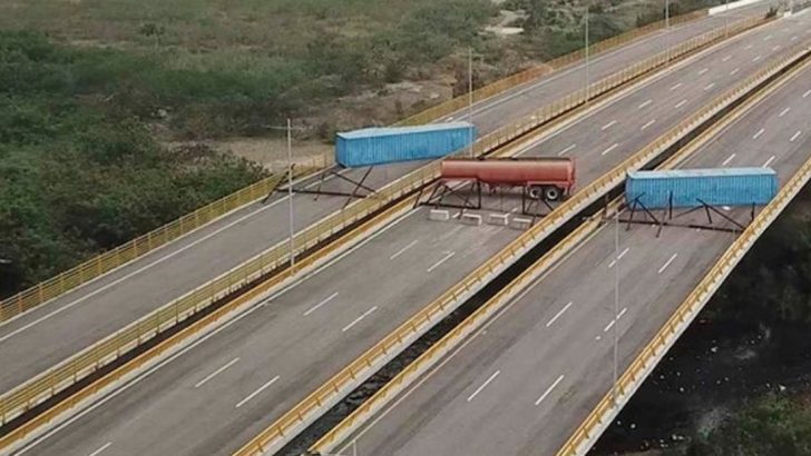 Venezuela yardım geçecek yolları barikatlarla kapattı!