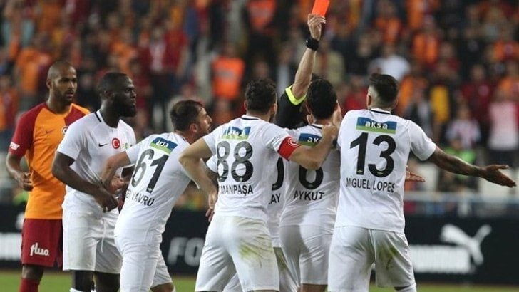 Akhisarsporlu futbolcu Güray Vural: Suat Arslanboğa’nın Allah belasını versin!