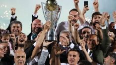 Denizlispor, şampiyonluk kupasını kaldırdı!