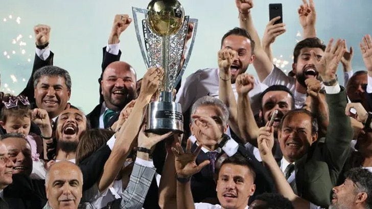 Denizlispor, şampiyonluk kupasını kaldırdı!
