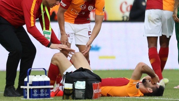 Rizespor-Galatasaray maçında şok sakatlık! Emre Akbaba’nın bacağı kırıldı!