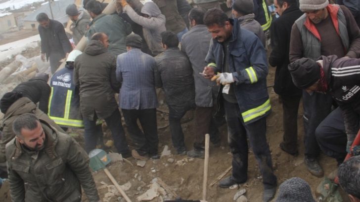İran’daki deprem Van’ı vurdu! Enkaz altında kalanlar var