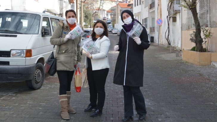 Muğla Gazetesi’nden alkışlanacak hareket: Sokağa çıkamayan yaşlılara gazete servisi