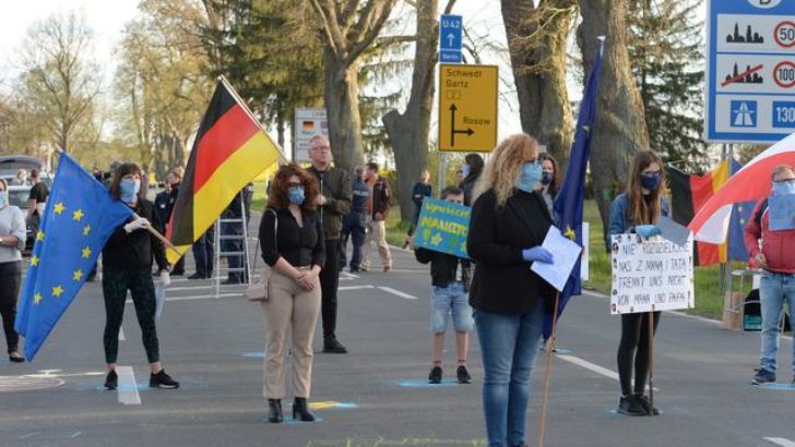 Polonya-Almanya sınırında yüzlerce kişi karantinayı protesto etti!