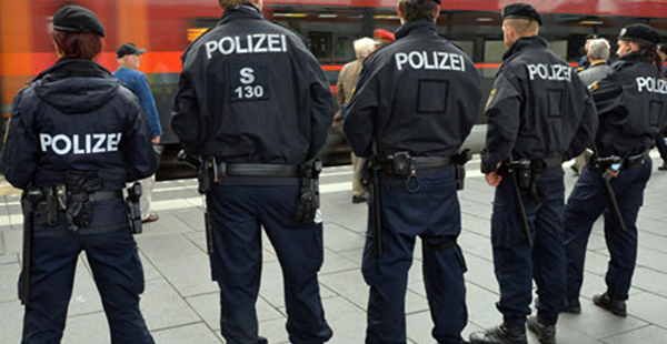 Avusturya'da, polisin yanında yellenen şahsa ceza kesildi