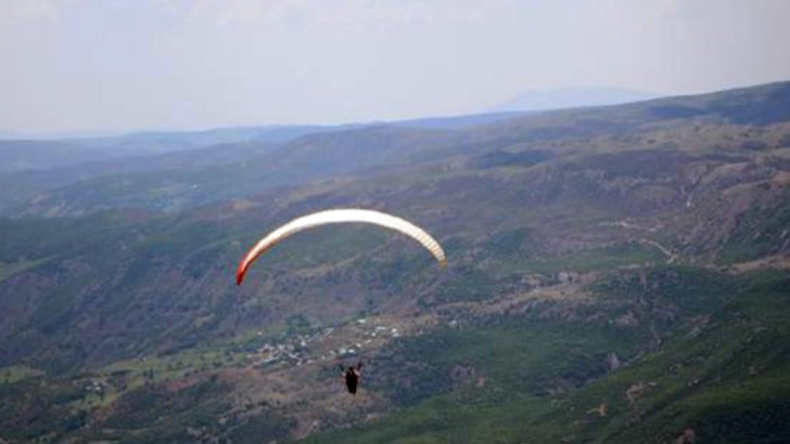 Terörden temizlenen Şerafettin Dağı’nda paraşütler havalandı