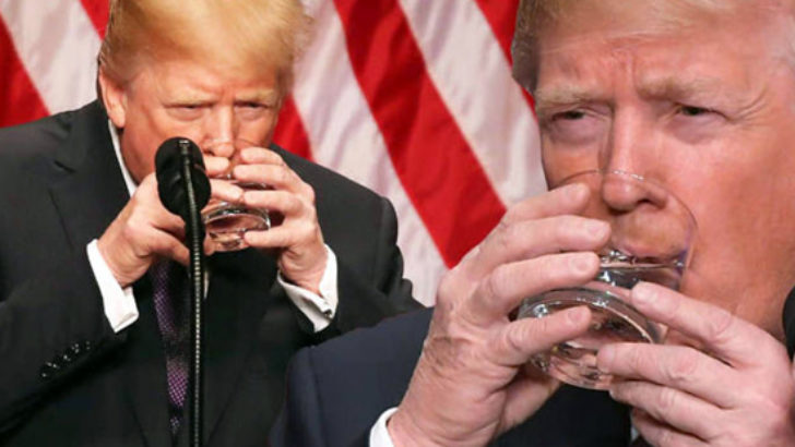 Trump’ın iki eliyle su içmesi gündem oldu