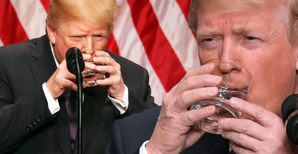 Trump'ın iki eliyle su içmesi gündem oldu