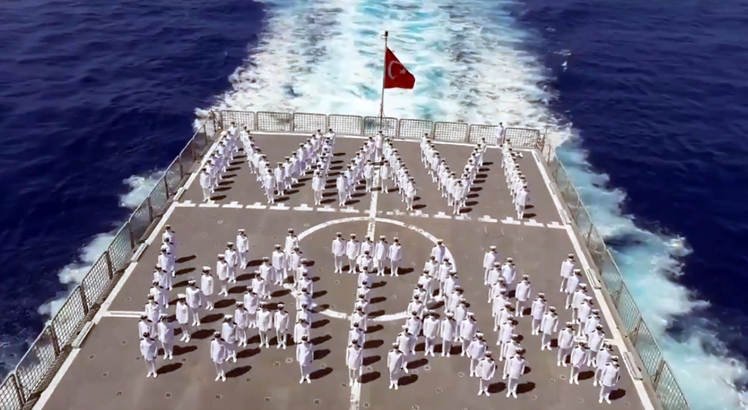 Doğu Akdeniz'de eğitimdeki askerler, KKTC'yi selamladı