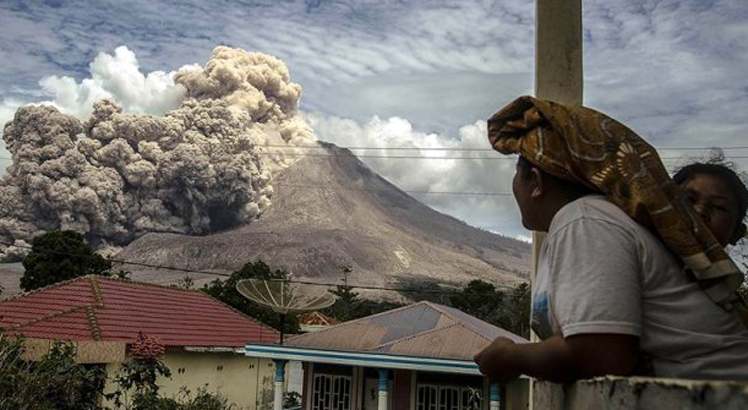 Endonezya'da Sinabung Yanardağı harekete geçti