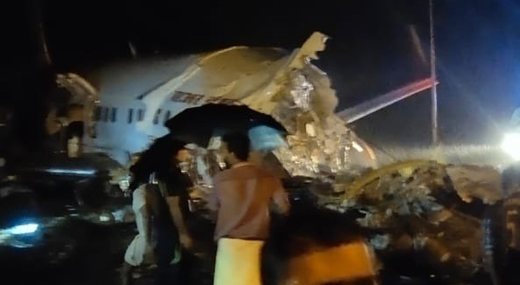 Hindistan'da uçak ikiye bölündü: 2 ölü, 35 yaralı
