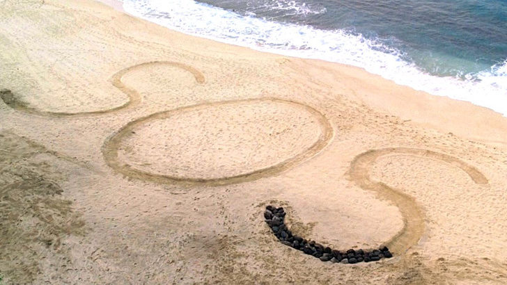 Pasifik’teki kaybolan denizciler, kumsala yazdıkları ‘SOS’ mesajıyla kurtuldu