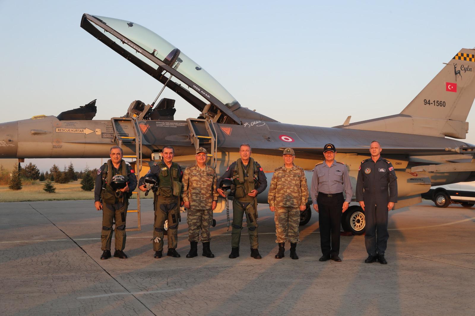 Millî Savunma Bakanı Akar, F-16 İle Ege’nin kuzeyinde uçtu