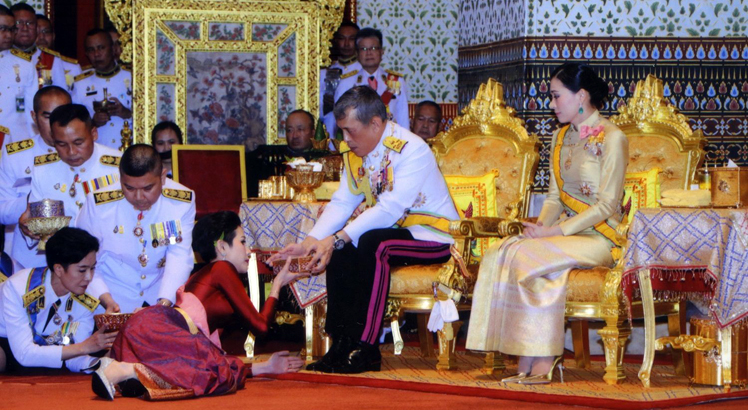 Tayland Kralı resmi metresini affedip yeniden haremine aldı
